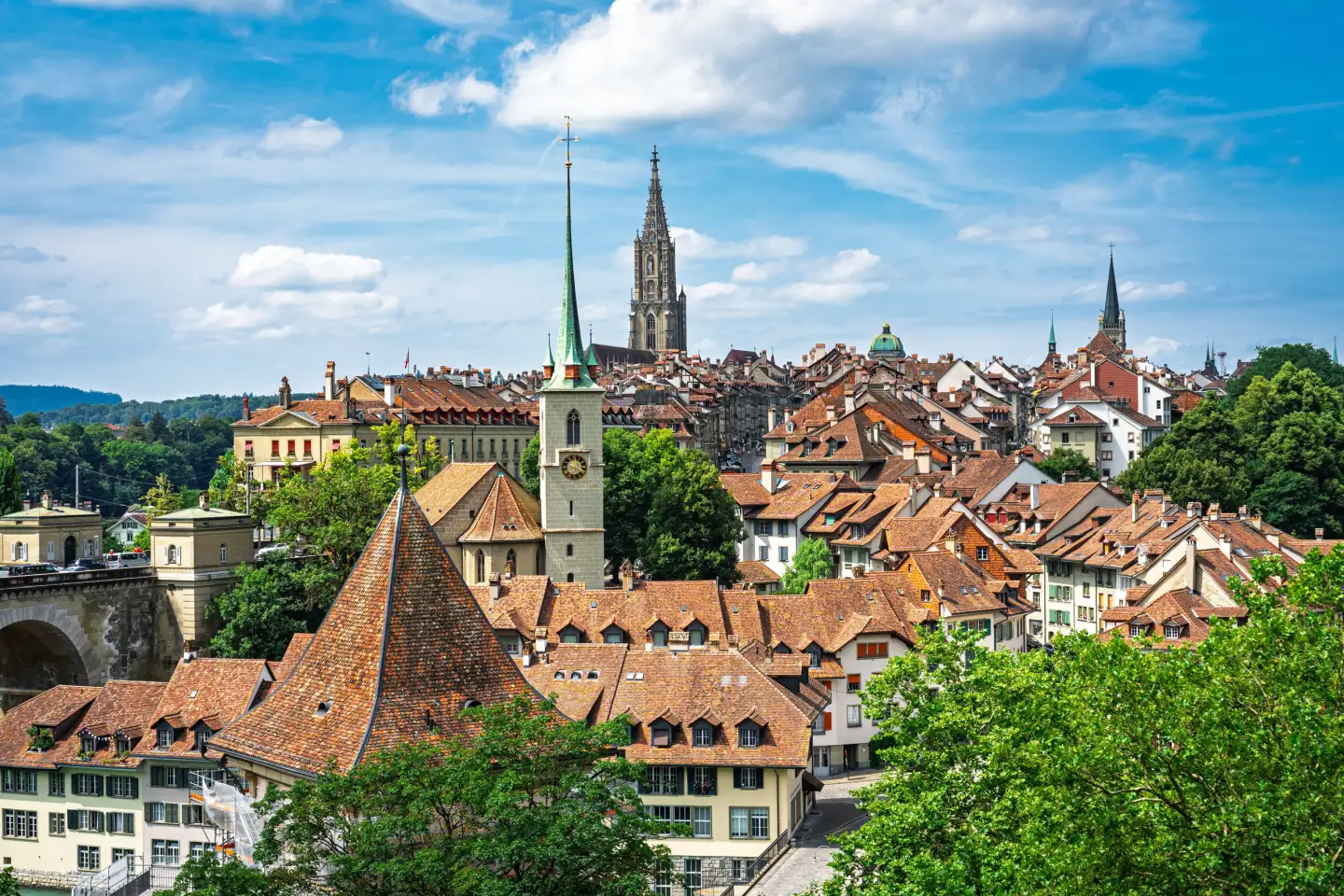 Altstadt von Bern mit dem Berner Münster und den Dächern über der Aare